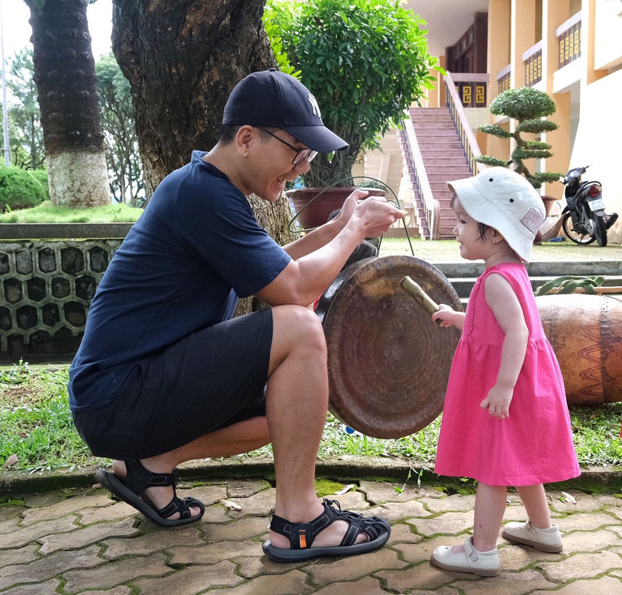 Anh Hồ Hoàn Vũ và con gái trải nghiệm cồng chiêng. Ảnh: Hoàng Ngọc Anh Hồ Hoàn Vũ và con gái trải nghiệm cồng chiêng. Ảnh: Hoàng Ngọc