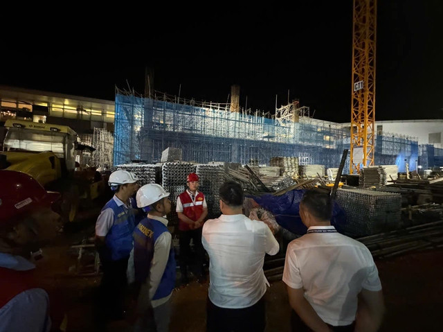 Kiểm tra công trình thi công mở rộng Nhà ga hành khách T2 Nội Bài. Ảnh: Phan Công