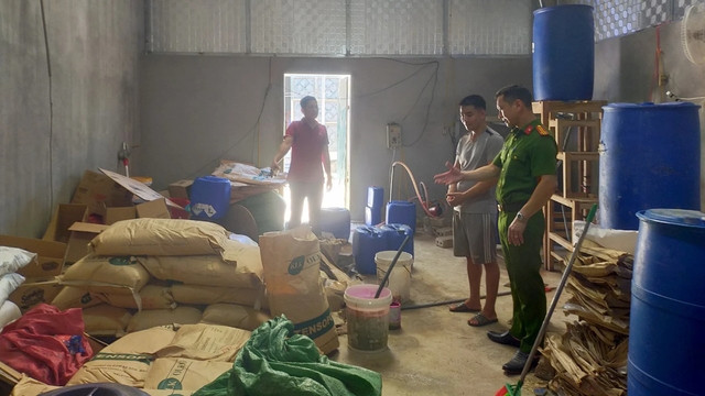 Cơ quan chức năng kiểm tra cơ sở sản xuất nước giặt giả nhãn hiệu OMO của Lê Hạ Tuấn. CÔNG AN THANH HÓA