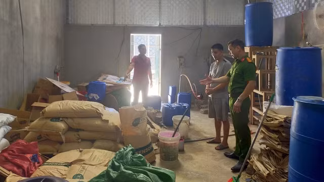 Cơ quan chức năng kiểm tra cơ sở sản xuất nước giặt giả nhãn hiệu OMO của Lê Hạ Tuấn. CÔNG AN THANH HÓA