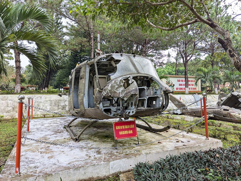 Xác máy bay được trưng bày tại Bộ Chỉ huy Quân sự tỉnh từng được cho là do du kích Huyện 4 bắn rơi. Ảnh: N.Q.T Xác máy bay được trưng bày tại Bộ Chỉ huy Quân sự tỉnh từng được cho là do du kích Huyện 4 bắn rơi. Ảnh: N.Q.T
