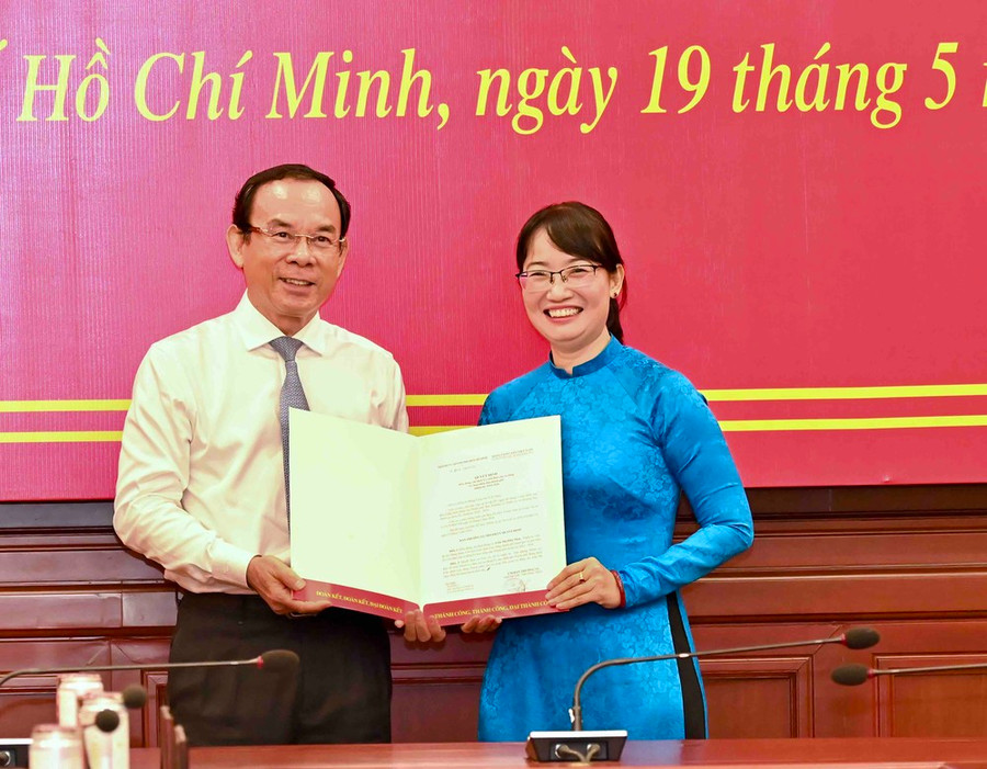 Bí thư Thành ủy TPHCM Nguyễn Văn Nên trao quyết định điều động, chỉ định đồng chí Trần Thị Diệu Thúy tham gia Ban Cán sự Đảng UBND TPHCM. Ảnh: VIỆT DŨNG