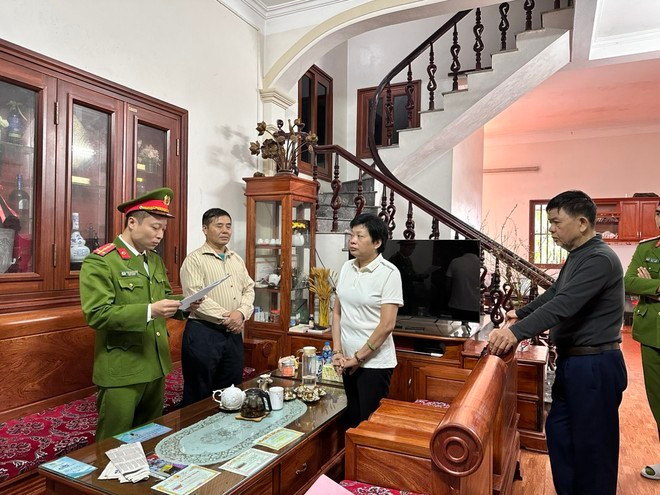 Thi hành các Quyết định khởi tố vụ án, khởi tố bị can, lệnh khám xét chỗ ở, nơi làm việc và lệnh bắt bị can đối với Nguyễn Thị Thỏa. (Ảnh: Cơ quan Công an cung cấp) Thi hành các Quyết định khởi tố vụ án, khởi tố bị can, lệnh khám xét chỗ ở, nơi làm việc và lệnh bắt bị can đối với Nguyễn Thị Thỏa. (Ảnh: Cơ quan Công an cung cấp)