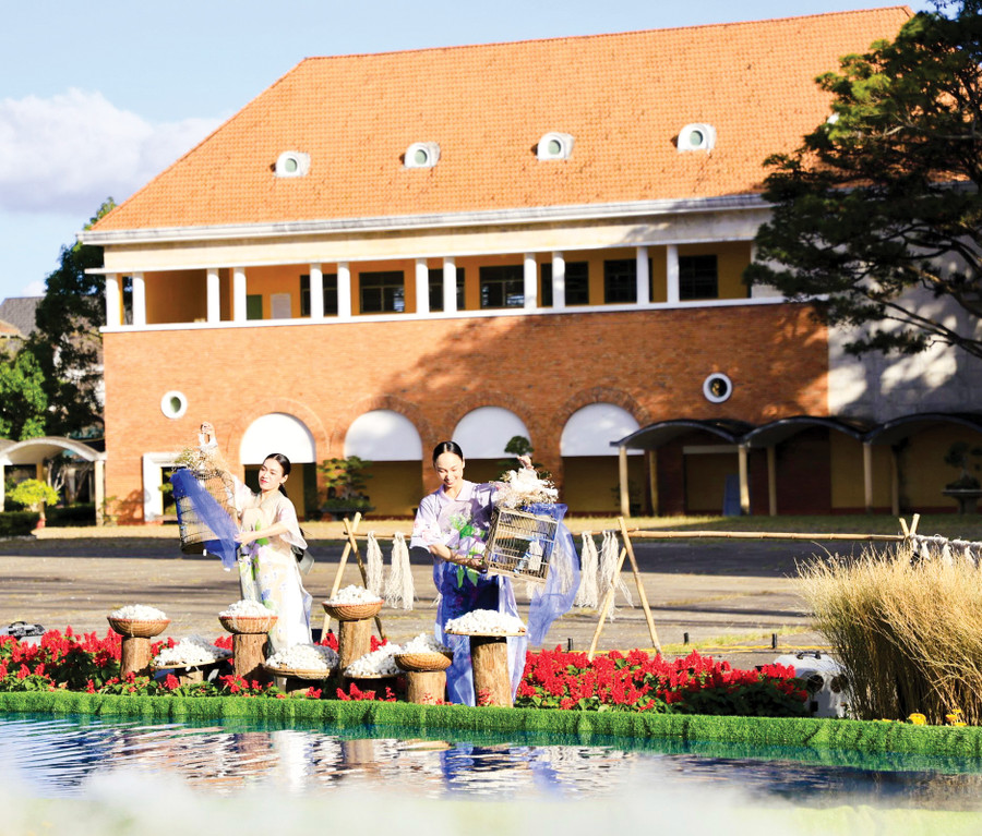 Tôn vinh nghề ươm tơ, dệt lụa truyền thống đã tạo nên những sản phẩm cao cấp, sang trọng và giá trị trong thời hiện đại