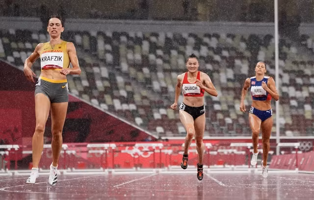 Quách Thị Lan (giữa) bị cấm thi đấu 18 tháng