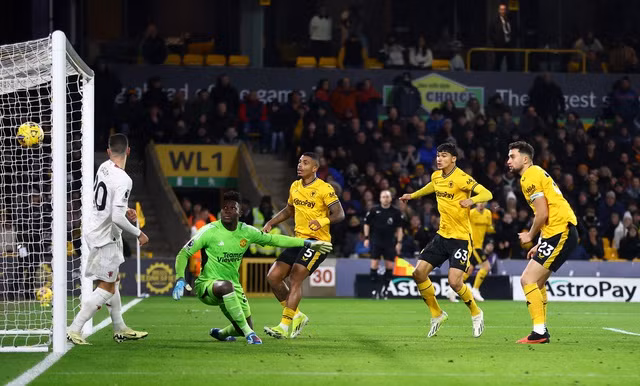 Max Kilman và Pedro Neto ngỡ giật lại 1 điểm cho Wolves từ tay Man United Max Kilman và Pedro Neto ngỡ giật lại 1 điểm cho Wolves từ tay Man United