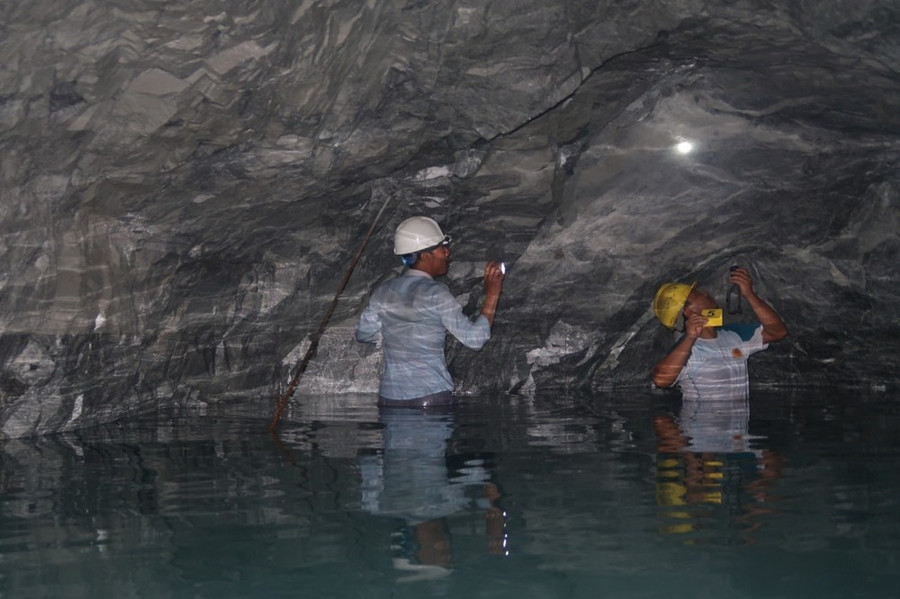 Các điều tra viên lội nước ngang bụng trong hầm thủy điện để điều tra hiện trường vụ nổ mìn khiến 2 công nhân thương vong Các điều tra viên lội nước ngang bụng trong hầm thủy điện để điều tra hiện trường vụ nổ mìn khiến 2 công nhân thương vong