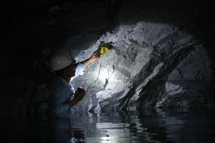 Hiện trường vụ nổ mìn làm hầm thủy điện Nậm Cấu. Hiện trường vụ nổ mìn làm hầm thủy điện Nậm Cấu.