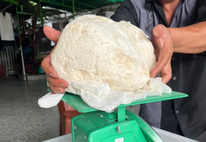 Viên đá nghi là long diên hương ông Quân nhặt được. (Ảnh: CAND) Viên đá nghi là long diên hương ông Quân nhặt được. (Ảnh: CAND)