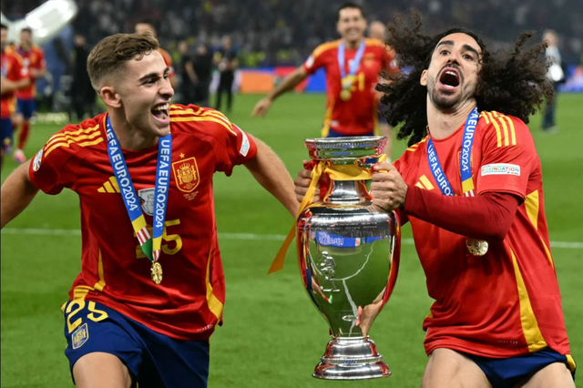 Fermin Lopez và Marc Cucurella hân hoan bên cúp vô địch Euro 2024. Fermin Lopez và Marc Cucurella hân hoan bên cúp vô địch Euro 2024.