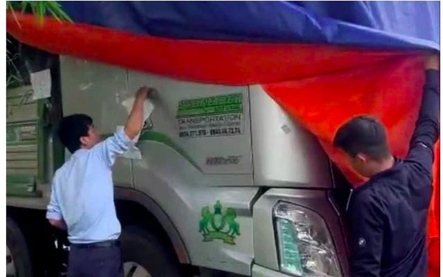 Đội Quản lý thị trường số 1 gỡ niêm phong để trả lại xe tải BS 47H - 004.50. Ảnh PHÚC THẮNG Đội Quản lý thị trường số 1 gỡ niêm phong để trả lại xe tải BS 47H - 004.50. Ảnh PHÚC THẮNG