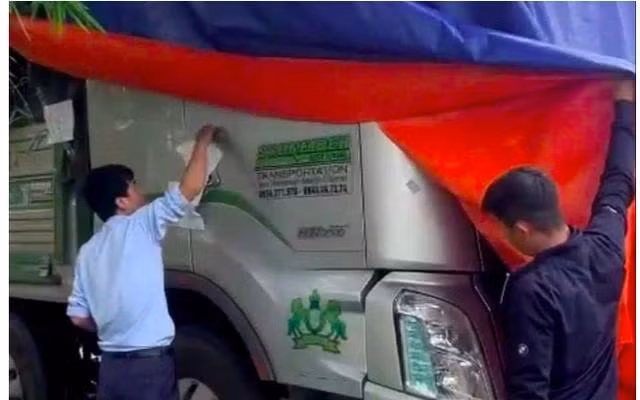 Đội Quản lý thị trường số 1 gỡ niêm phong để trả lại xe tải BS 47H - 004.50. Ảnh PHÚC THẮNG