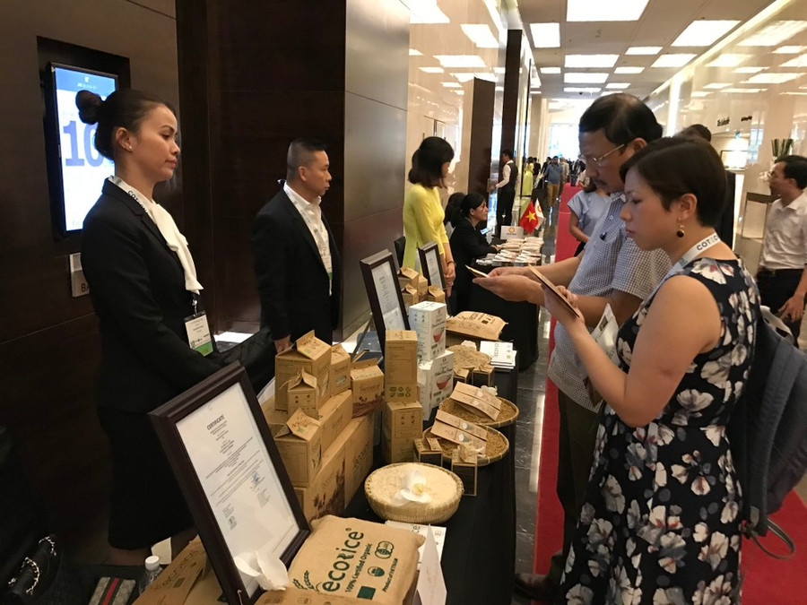 Khách quốc tế thăm gian hàng giới thiệu sản phẩm gạo của Việt Nam. (Ảnh: Đức Duy/Vietnam+) Khách quốc tế thăm gian hàng giới thiệu sản phẩm gạo của Việt Nam. (Ảnh: Đức Duy/Vietnam+)