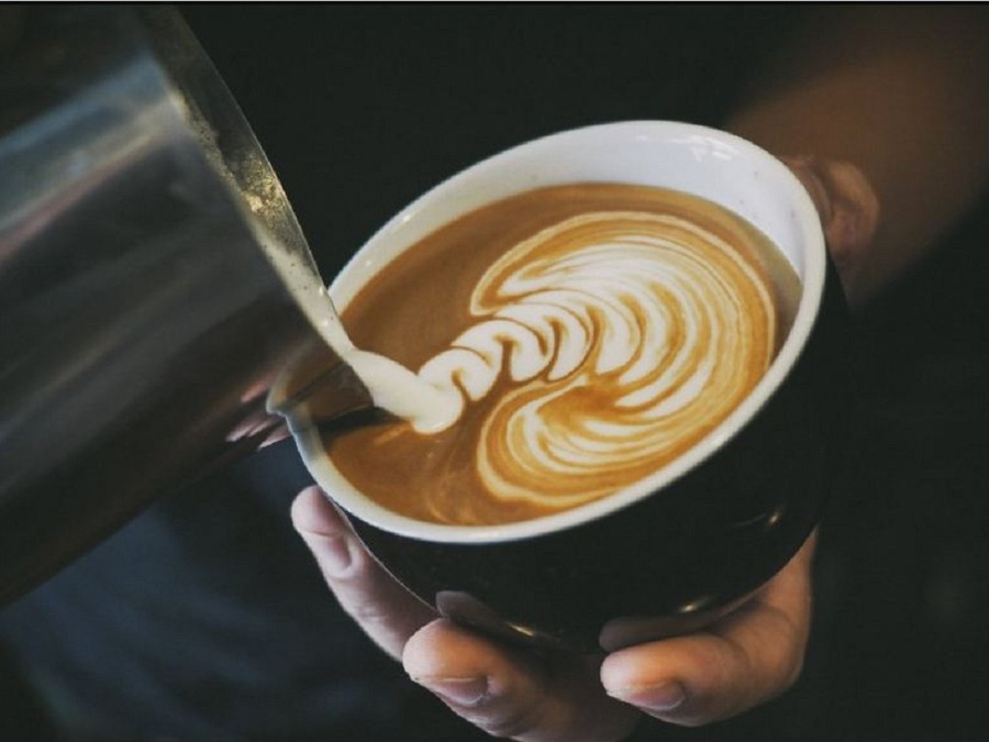 Người bị huyết áp cao cần hạn chế uống cà phê có nhiều đường vì hàm lượng đường và caffeine cao đều có hại cho bệnh. Ảnh: SHUTTERSTOCK Người bị huyết áp cao cần hạn chế uống cà phê có nhiều đường vì hàm lượng đường và caffeine cao đều có hại cho bệnh. Ảnh: SHUTTERSTOCK