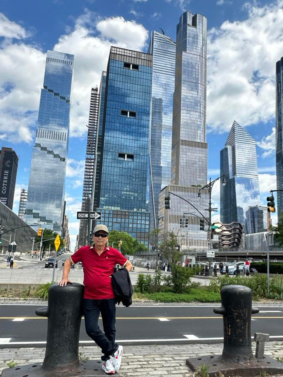 Tác giả bên bờ Đông Vịnh New York. Ảnh: T.P Tác giả bên bờ Đông Vịnh New York. Ảnh: T.P
