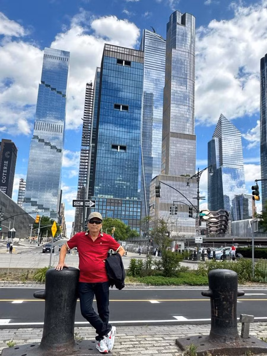 Tác giả bên bờ Đông Vịnh New York. Ảnh: T.P