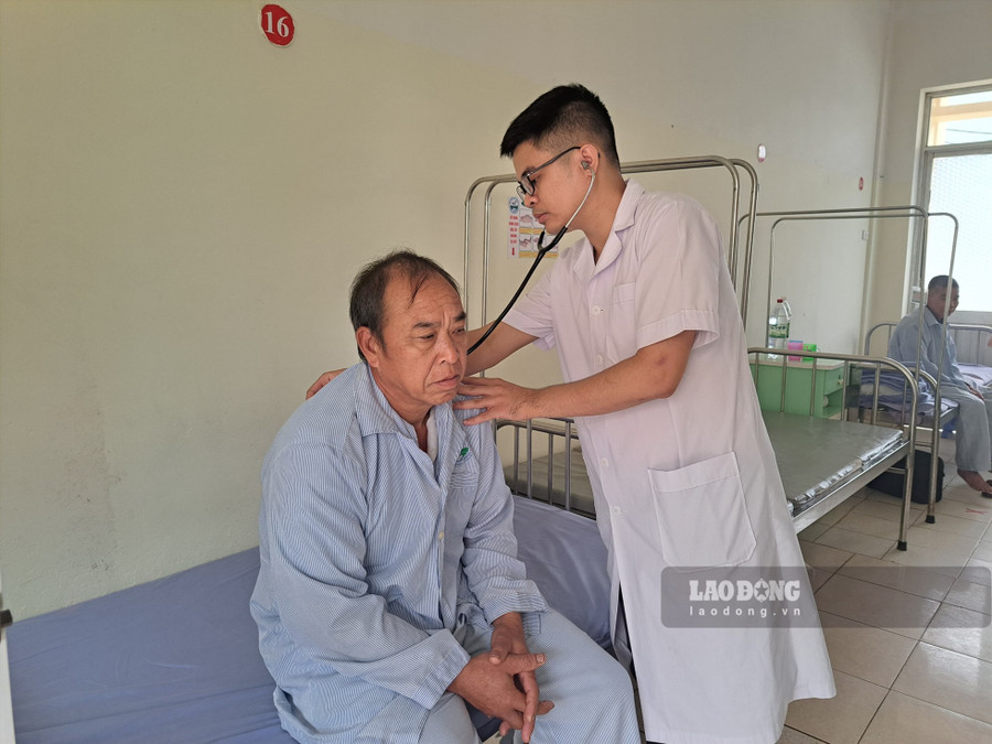 Bác sĩ trẻ Nguyễn Tiến Tùng khám bệnh cho bà con huyện vùng cao Mường La, tỉnh Sơn La. Ảnh: Khánh Linh Bác sĩ trẻ Nguyễn Tiến Tùng khám bệnh cho bà con huyện vùng cao Mường La, tỉnh Sơn La. Ảnh: Khánh Linh