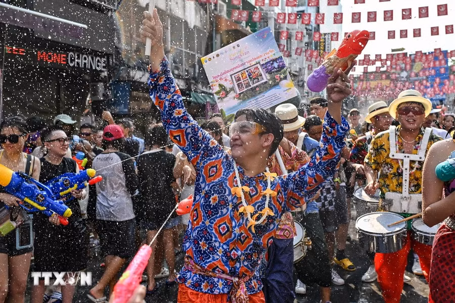 Lễ hội té nước Songkran ở Bangkok, Thái Lan ngày 12/4/2024. (Ảnh: AFP/TTXVN) Lễ hội té nước Songkran ở Bangkok, Thái Lan ngày 12/4/2024. (Ảnh: AFP/TTXVN)