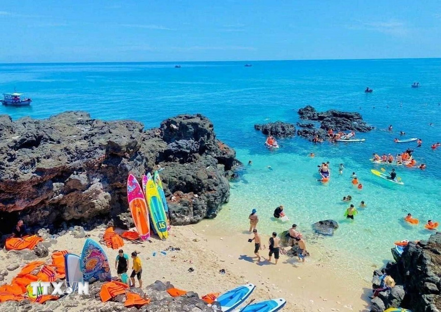 Du khách đến tham quan, tắm biển tại đảo An Bình, huyện Lý Sơn. (Ảnh: TTXVN phát)