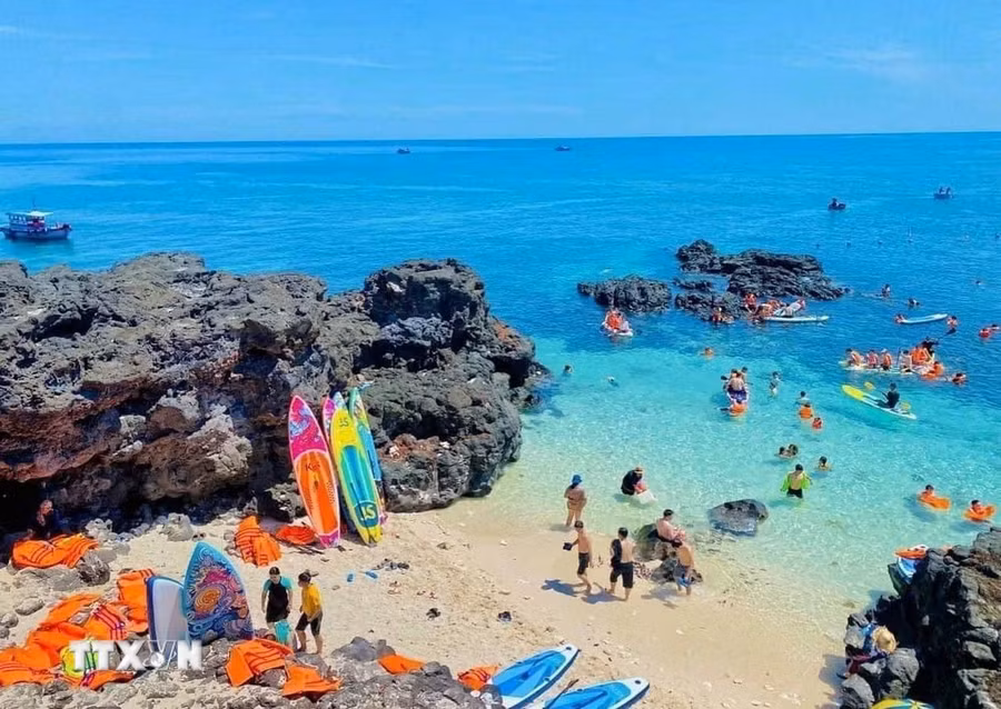Du khách đến tham quan, tắm biển tại đảo An Bình, huyện Lý Sơn. (Ảnh: TTXVN phát)
