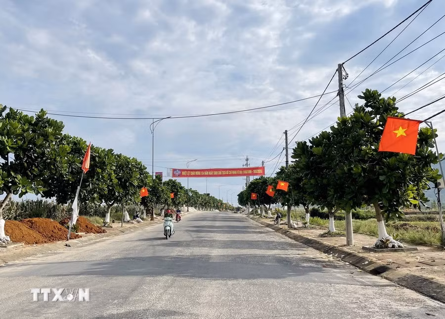 Đường giao thông trên đảo Lý Sơn được đầu tư kết nối đồng bộ. (Ảnh: Phạm Cường/TTXVN)