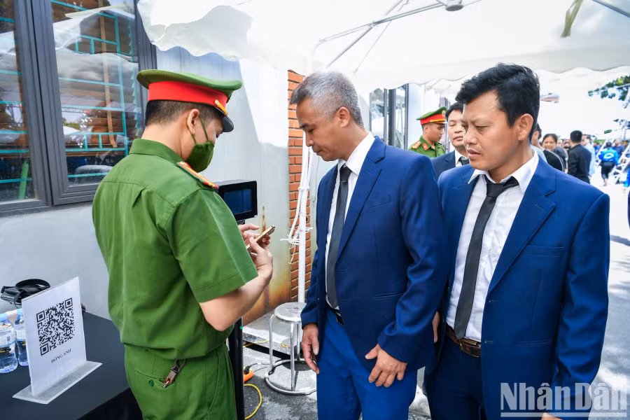 Người dân khi vào viếng Tổng Bí thư Nguyễn Phú Trọng cần mang theo thẻ căn cước công dân gắn chip điện tử hoặc điện thoại di động cài đặt VNeID kích hoạt mức độ 2 để quét mã QR.