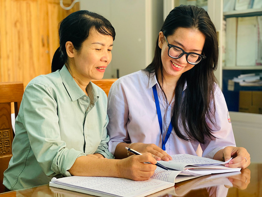 Em Võ Siu Hoài An (lớp 12C1, Trường THPT Phạm Văn Đồng) cùng cô giáo hướng dẫn. Ảnh: M.K Em Võ Siu Hoài An (lớp 12C1, Trường THPT Phạm Văn Đồng) cùng cô giáo hướng dẫn. Ảnh: M.K