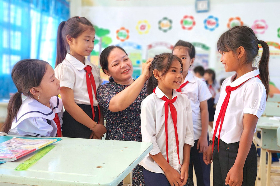 Cô giáo Phan Thị Khánh luôn được học sinh yêu mến vì sự gần gũi, ân cần. Ảnh: M.T