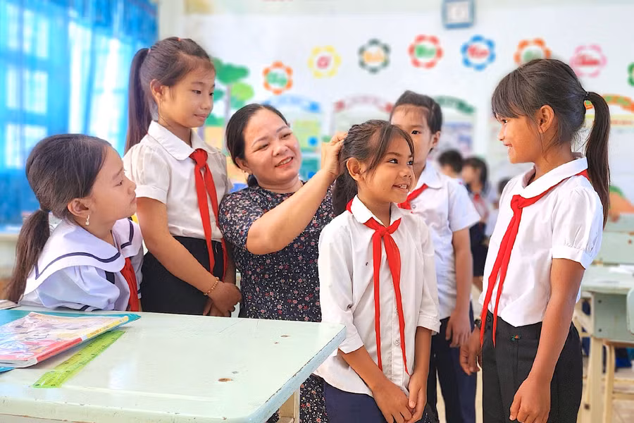 Cô giáo Phan Thị Khánh luôn được học sinh yêu mến vì sự gần gũi, ân cần. Ảnh: M.T