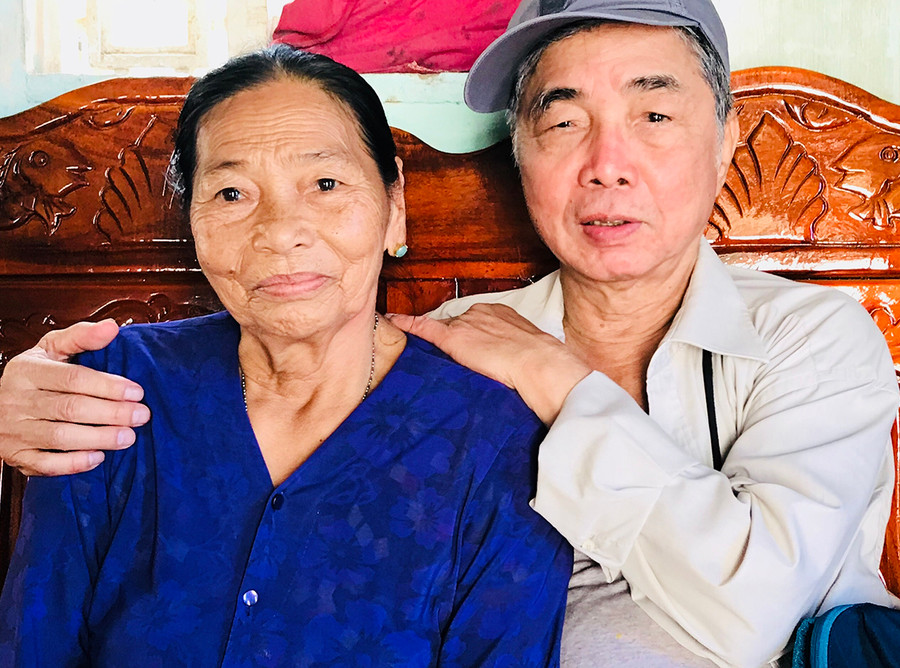 Chị Nguyễn Thị Hoa và nhà văn Trung Trung Đỉnh. Ảnh: Đoàn Minh Phụng Chị Nguyễn Thị Hoa và nhà văn Trung Trung Đỉnh. Ảnh: Đoàn Minh Phụng