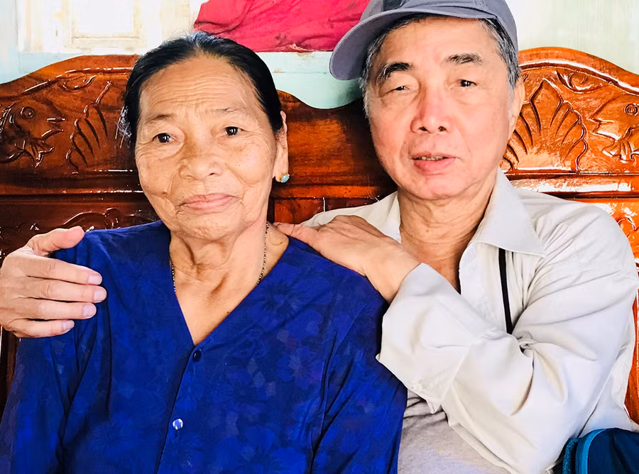 Chị Nguyễn Thị Hoa và nhà văn Trung Trung Đỉnh. Ảnh: Đoàn Minh Phụng