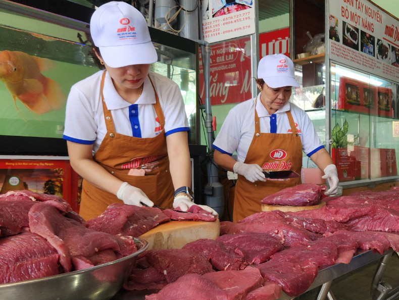 Những phần thịt ngon nhất của con bò như đùi, bắp được sử dụng để làm ra sản phẩm bò một nắng. Ảnh: Ngọc Sang Những phần thịt ngon nhất của con bò như đùi, bắp được sử dụng để làm ra sản phẩm bò một nắng. Ảnh: Ngọc Sang