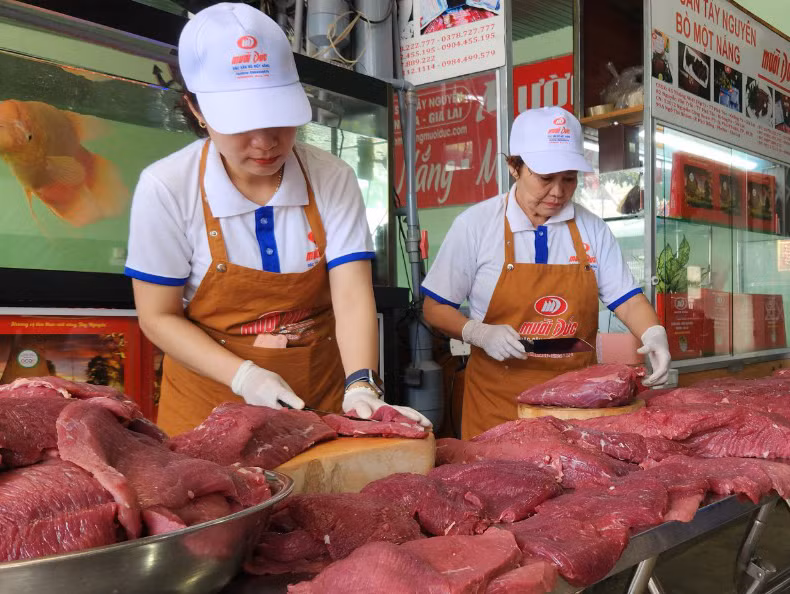 Những phần thịt ngon nhất của con bò như đùi, bắp được sử dụng để làm ra sản phẩm bò một nắng. Ảnh: Ngọc Sang Những phần thịt ngon nhất của con bò như đùi, bắp được sử dụng để làm ra sản phẩm bò một nắng. Ảnh: Ngọc Sang