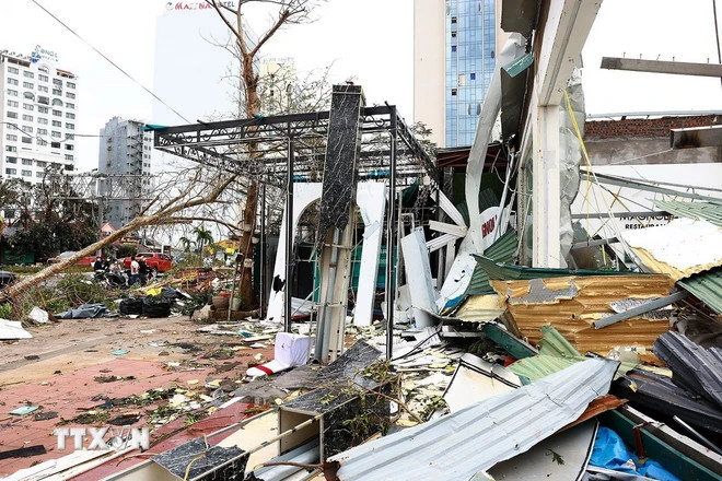 Nhiều cơ sở kinh doanh khu vực phường Bãi Cháy, thành phố Hạ Long bị ảnh hưởng nặng nề sau cơn bão số 3. (Ảnh: Dương Giang/TTXVN)