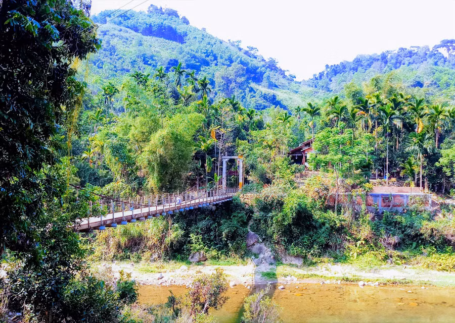 Vẻ đẹp thơ mộng của những chiếc cầu treo ở vùng cao. Ảnh: ALĂNG NGƯỚC