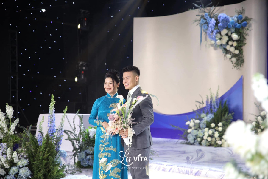 Quang Hải cùng mẹ chụp hình bên trong nơi diễn ra lễ cưới ở quê nhà Đông Anh, Hà Nội.