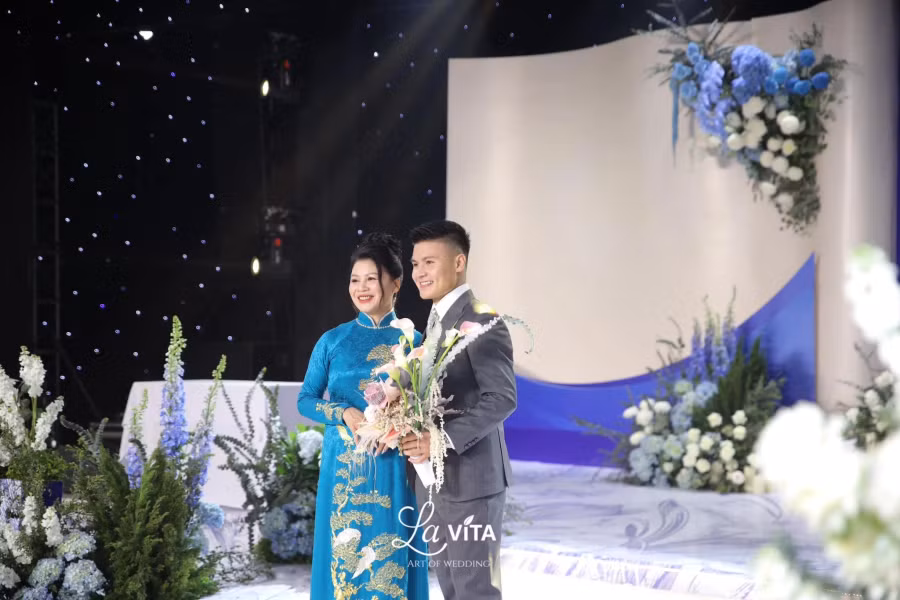 Quang Hải cùng mẹ chụp hình bên trong nơi diễn ra lễ cưới ở quê nhà Đông Anh, Hà Nội.