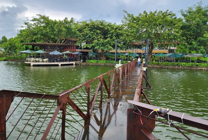 Nhiều hạng mục được xây dựng ra mặt hồ