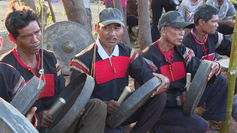 Sau buổi lễ, bà con trong buôn sẽ cùng uống rượu cần trên nền nhạc chiêng và ca múa hát Sau buổi lễ, bà con trong buôn sẽ cùng uống rượu cần trên nền nhạc chiêng và ca múa hát