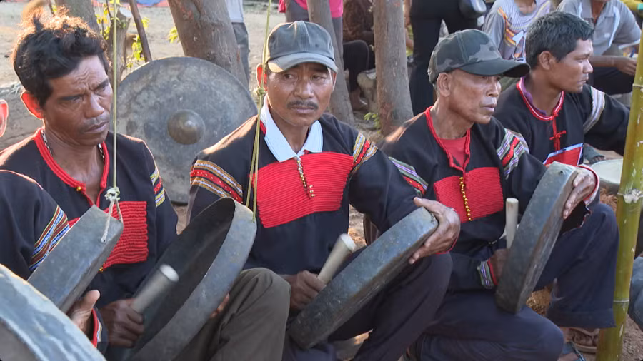 Sau buổi lễ, bà con trong buôn sẽ cùng uống rượu cần trên nền nhạc chiêng và ca múa hát