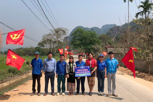 Trao tặng công trình đường cờ thanh niên Trao tặng công trình đường cờ thanh niên