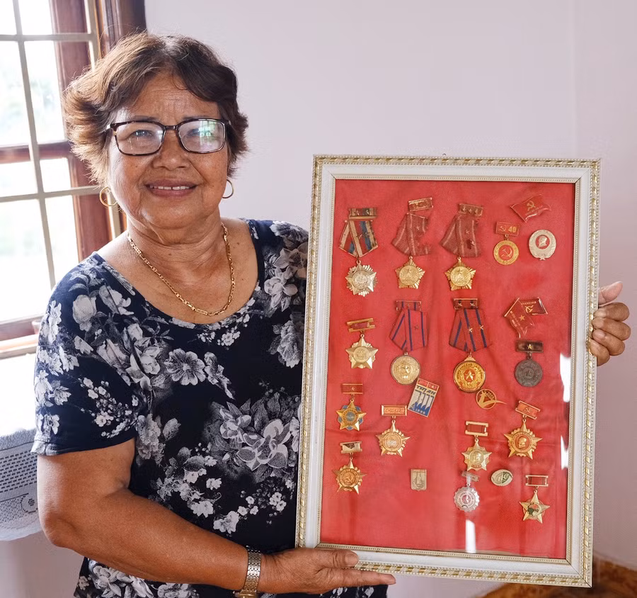 Bà H'Phiên tự hào gìn giữ những huân-huy chương của chồng. Ảnh: H.N