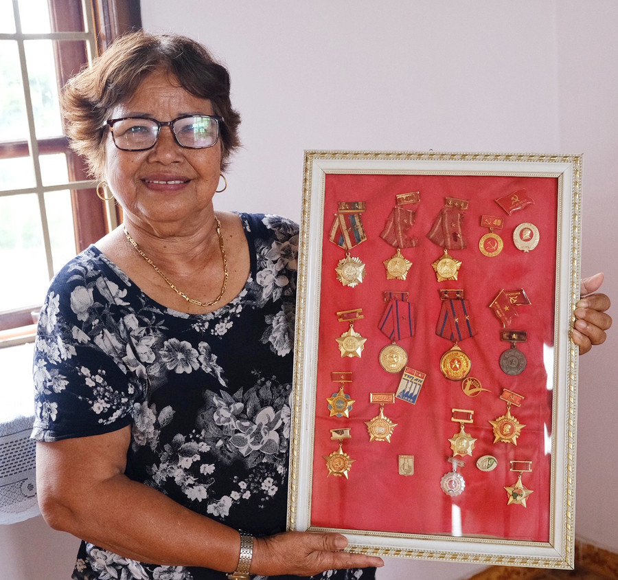 Bà H&apos;Phiên tự hào gìn giữ những huân-huy chương của chồng. Ảnh: H.N