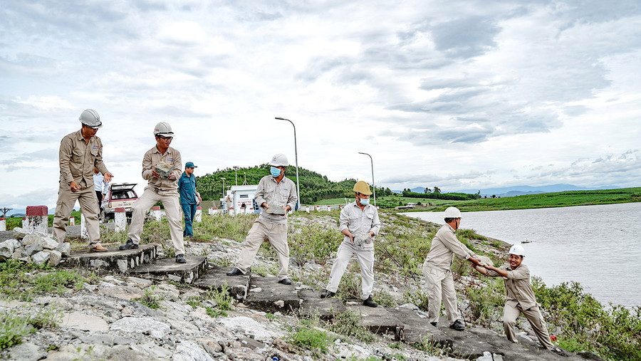 Công ty Thủy điện An Khê-Ka Nak diễn tập xử lý tình huống sạt lở mái thượng lưu tại đập tràn ở An Khê năm 2022. Ảnh: Thu Hoài Công ty Thủy điện An Khê-Ka Nak diễn tập xử lý tình huống sạt lở mái thượng lưu tại đập tràn ở An Khê năm 2022. Ảnh: Thu Hoài