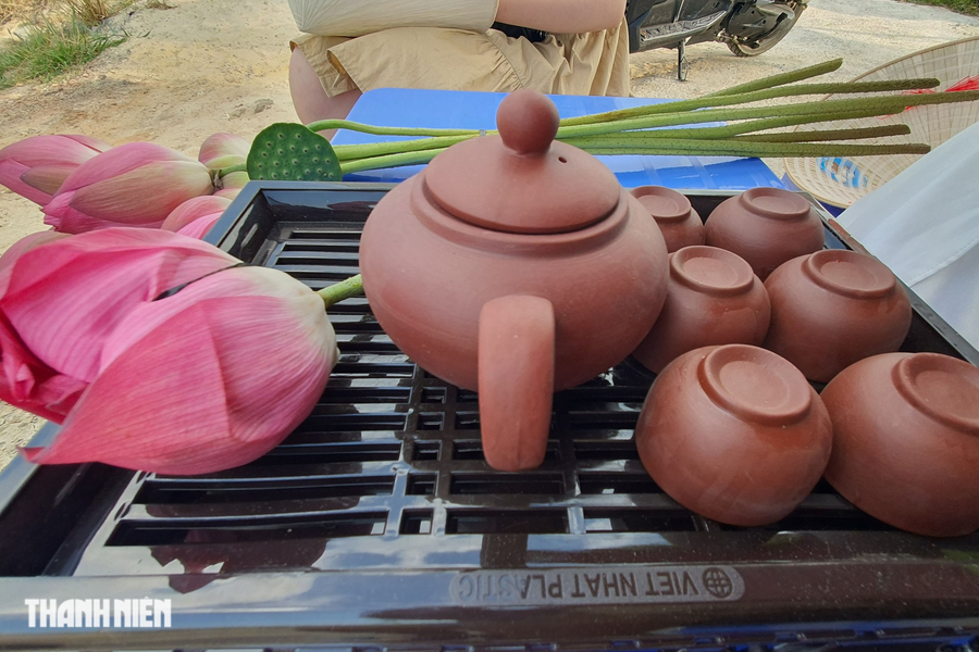 Trà sen được anh Trinh bọc lại trong một búp hoa sen, trà cũng được chính tay anh Trinh chế biến. Ảnh: Bá Cường Trà sen được anh Trinh bọc lại trong một búp hoa sen, trà cũng được chính tay anh Trinh chế biến. Ảnh: Bá Cường