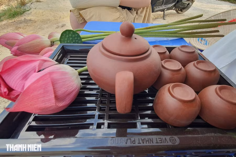 Trà sen được anh Trinh bọc lại trong một búp hoa sen, trà cũng được chính tay anh Trinh chế biến. Ảnh: Bá Cường