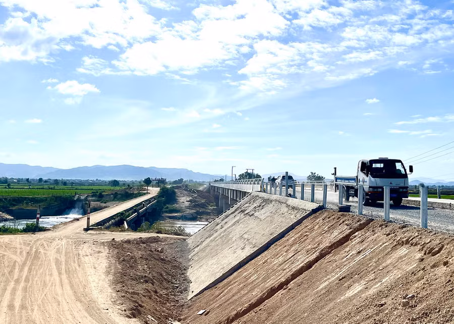 Chiếc cầu bê tông cốt thép vững chãi bắc qua sông Ayun dẫn vào xã Ia Yeng (huyện Phú Thiện) đã thỏa niềm mong mỏi của người dân suốt hàng chục năm qua. Ảnh: Minh Phương