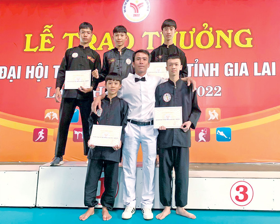 Võ sư Lê Văn Hiệp cùng các học trò đạt thành tích cao tại Đại hội Thể dục thể thao toàn tỉnh lần thứ IX-2022. Ảnh: L.G Võ sư Lê Văn Hiệp cùng các học trò đạt thành tích cao tại Đại hội Thể dục thể thao toàn tỉnh lần thứ IX-2022. Ảnh: L.G