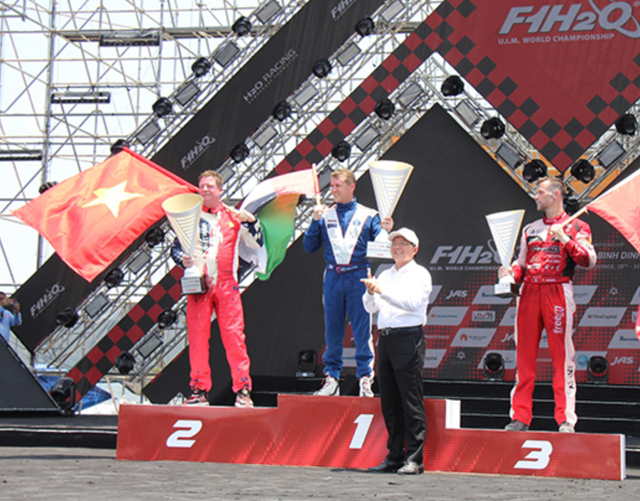 Bí thư Tỉnh ủy Bình Định Hồ Quốc Dũng trao cúp cho tay đua Erik Stark, thuộc đội Victory Team (UAE).