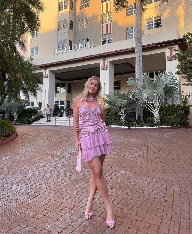 Mùa hè năm nay, xu hướng thuộc về những mẫu váy tầng bèo uyển chuyển, mềm mại trên nền chất liệu vải sheer lưới nhún chun. Bạn có thể kết hợp chúng với những món phụ kiện đồng điệu như vòng cổ choker hoa, sandal mules mũi nhọn hay túi xách mini Mùa hè năm nay, xu hướng thuộc về những mẫu váy tầng bèo uyển chuyển, mềm mại trên nền chất liệu vải sheer lưới nhún chun. Bạn có thể kết hợp chúng với những món phụ kiện đồng điệu như vòng cổ choker hoa, sandal mules mũi nhọn hay túi xách mini